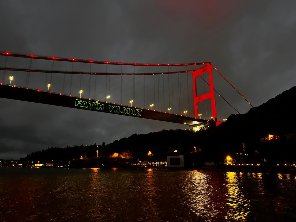 Boğazda Köprüye Lazerle Yazı Yazdırma